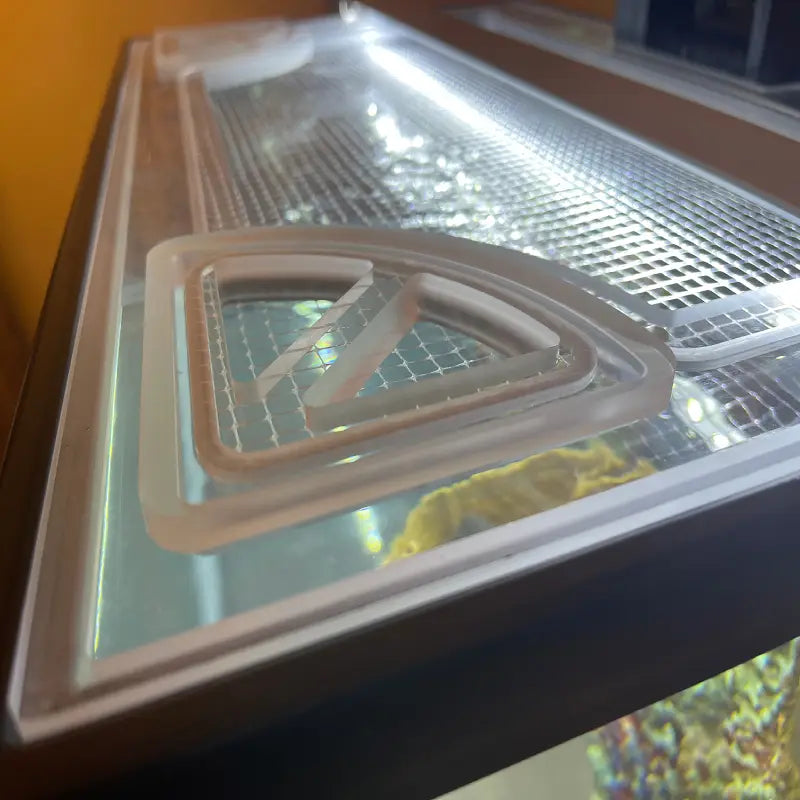 Polycarbonate aquarium lid corner caps for easy feeding access